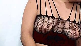 Unfaithful woman seduces her lover for intense fucking