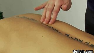 एलिगेंट टीं 18+ गीली ट्रिम्ड चूत फैलाती है, हार्डकोर वर्जिन लॉस।