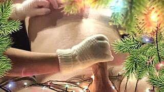 my neighbor gave me a christmas present with her hands and mouth