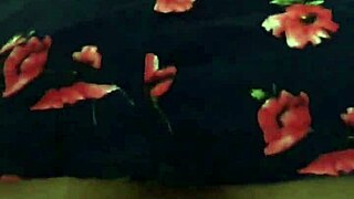 Con La Vecina En Rico Vestido De Flores Disfrutando Una Masaje Casera