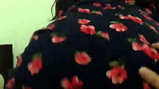 Con La Vecina En Rico Vestido De Flores Disfrutando Una Masaje Casera