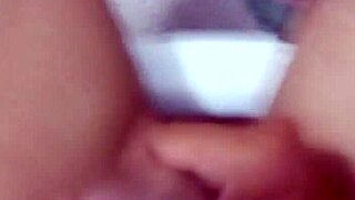 I'm beatin my punheta hard and fast