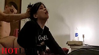 Pague el hospedaje con sexo during Halloween, quite a deal!