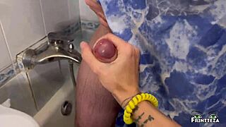 सौतेली माँ शावर में डीपथ्रोट ले गंदी थ्रोटपाई संग