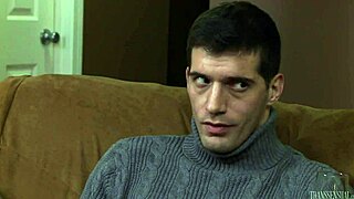 मैं देखता हूं TS फॉक्सी अपने बॉयफ्रेंड के भाई को जोश में चूसती और चोदती है