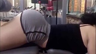 THAI BEAUTY SHOWS OFF IN THE BATH!