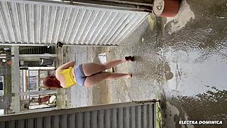 Contratei Essa Empregada Safada com Bunda Incrível para Ajudar na Obra