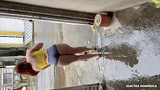 Contratei Essa Empregada Safada com Bunda Incrível para Ajudar na Obra