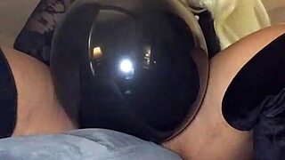 Babe indulges in balloon fetish with big ass