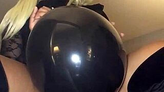 Babe indulges in balloon fetish with big ass