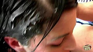 ब्रूनेट उंगली गंद में मजा लेती है लेकिन डीप एनल एक्शन चाहती है