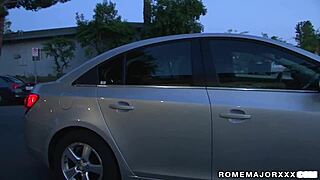 कर्वी यास्मीन डे लियोन ने रोम मेजर व दोस्त को थ्रीसम में दूध निचोड़ा