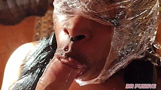 ebony faz sexo hardcore squirt e vomita na garganta funda