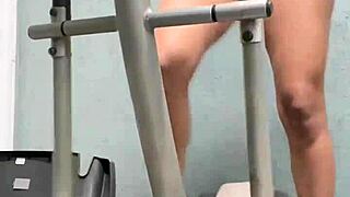 corajosa olha o muff diving na academia