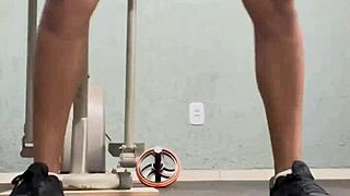 corajosa olha o muff diving na academia