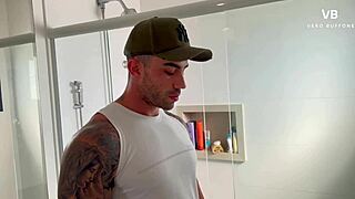 sorprendi al amigo de mi hijo masturbandose con mi bombacha?