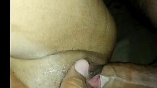 rica acabada de los dos mojando todo con juguetes.