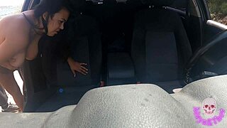 Tetona Folls Extraño Que Se Une Mientras Se Masturba En El Coche.