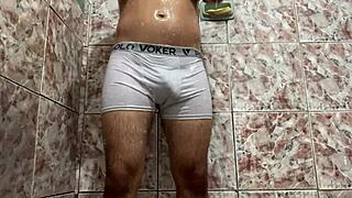 tirei minha cueca branca no banho pra curtir um solo gostoso
