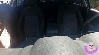 Tetona Folls Extraño Que Se Une Mientras Se Masturba En El Coche.