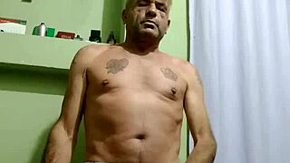 Watch This Gay Guy Jerk Off Sensually!