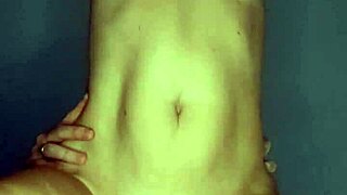 Von hinten gefickt zum squirten