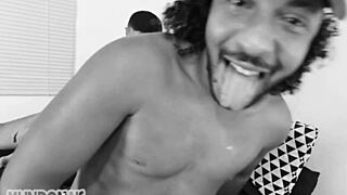 Fodendo com o macho do aplicativo in intense gay action. Big cock blowjob session heats up fast.