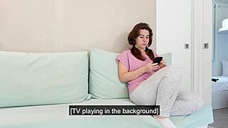 niece gets surprised seeing her uncle naked in the house 😯