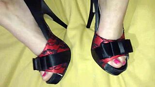 MY FEET PRACTICING ANOTHER FOOTJOB ON PUSSY