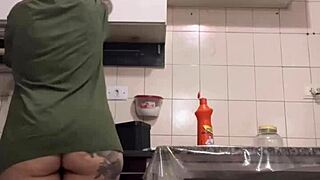 I saw the maid's huge ass while cleaning.