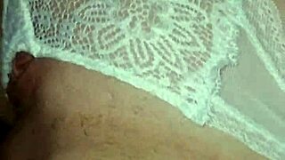 la rubia española me despierta frotando mi coño con su polla a medianoche, ¿qué haces?