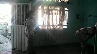 La vecina siempre a tenido unos gustos raros pero nunca pensé que le gustara las mujeres también me sorprendió que tan buena es chupando coños