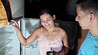 ja era tarde ele veio pra comprar a geladeira e acabou comendo meu cu trailler