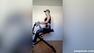 Miss sporty masturbates during workout