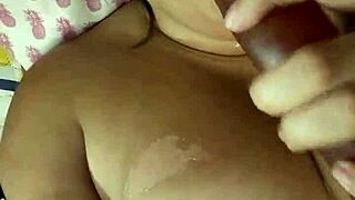 The chichona enjoys using toys and dildo in her solo play