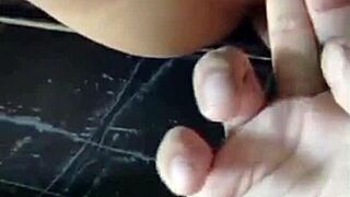 estoy follando a la mujer de mi amigo, se lo metí hasta el fondo sin condón