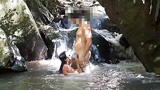 no verao nada melhor que dar o anus na cachoeira