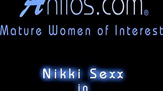 Mama flaunts banging skills in wild group action