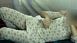 इंडियन हॉट फैमिली वीडियो ने मुझे हॉट कर दिया... उसकी, उम, यु नो को लिक करना चाहता हूँ!