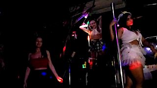 as caipirinhas safadas dançando no pole dance da casa de swing