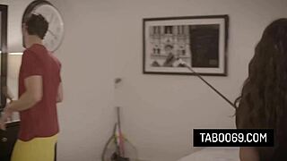 शरारती जवान 18+ सहेलियां सख्त लंड शेयर कर रही