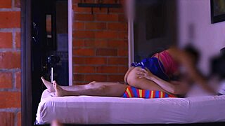 दुल्हन अपने लवर को उसके बगल में रहकर अनलिमिटेड प्लेजर तक गाइड करती है।