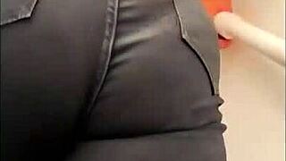 Hermosa estudiante tiktoker ruega follar con ojos claros