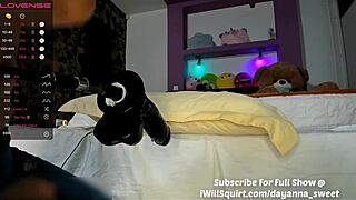 bubble butt pawg in ripped jeans creamed by mechanical dildo