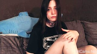 does this teen babe masturbate with dildo on webcam?