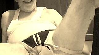 Thomas Odea, the gay pornstar with a monster cock, masturbates his big ass