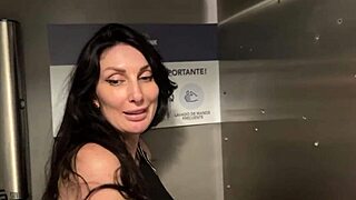 Blowjob in restaurant 😏