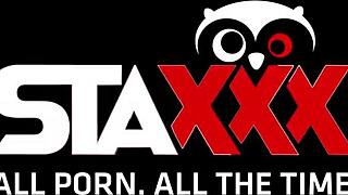 Hey, wanna see this sexy pregnant redhead take a hot facial outside?