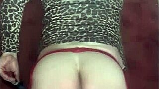 Bisexual crossdresser craves deep anal with dildo