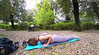 Vado al parco for yoga and meet a curious stranger